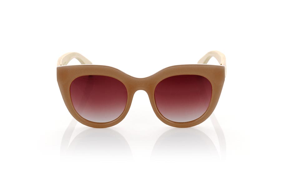 Wood eyewear of Maple ZOE. ZOE sunglasses are designed for the modern and stylish woman. With a satin transparent toasted caramel front, these sunglasses have a rounded and angled brow design that makes them unique. The maple wood temples give it a natural and sustainable touch, and the brown gradient lenses give it a sophisticated look. These sunglasses are ideal for wearing a chic style on any occasion, while protecting your eyes from the sun's UV rays. Front Measurement: 147x59mm Caliber 51 for Wholesale & Retail | Root Sunglasses® 